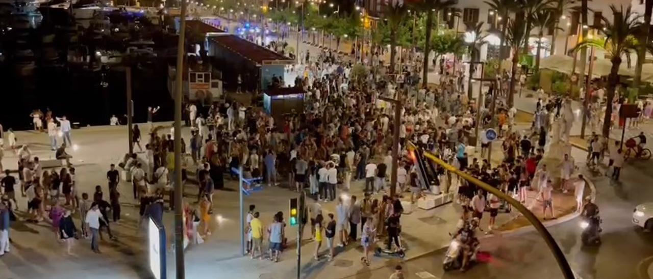 Fiesta sin control de madrugada de decenas de jóvenes en el puerto de Ibiza