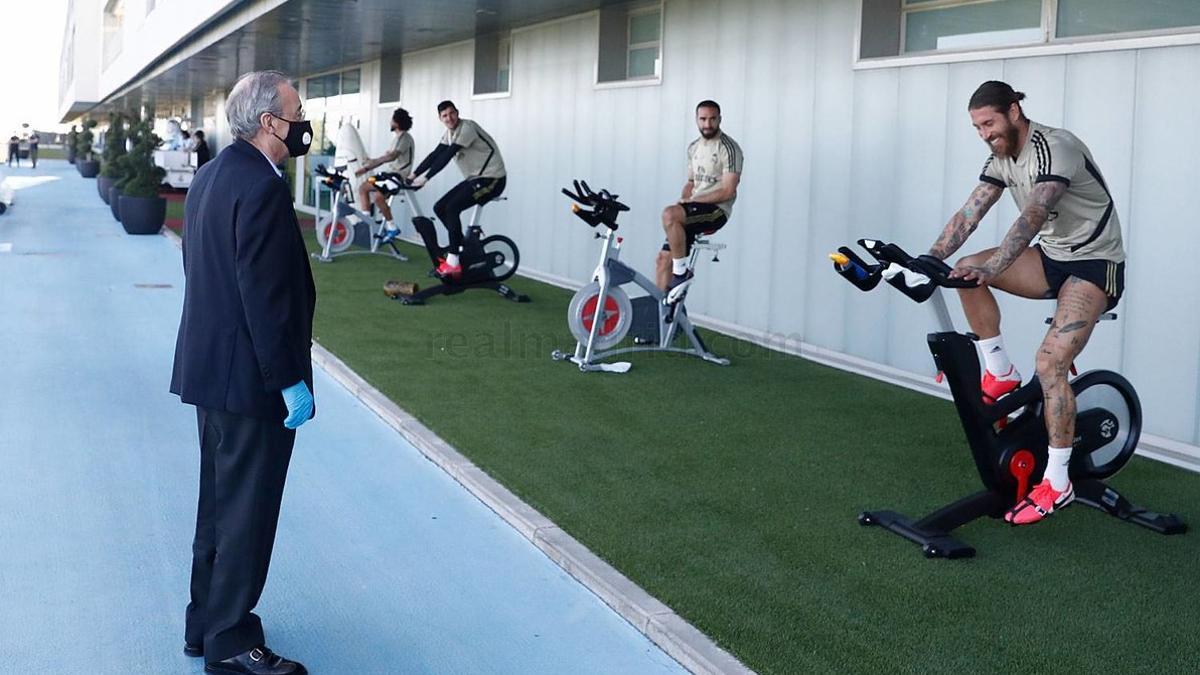 Florentino Pérez charla con Sergio Ramos en la visita del presidente a la ciudad deportiva del Madrid.