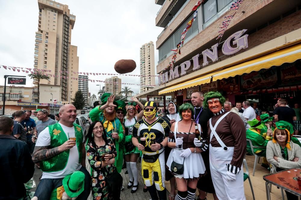 Las calles de la zona de pubs ingleses se tiñen de una marea verde que, como es tradición, conmemora esta fiesta irlandesa por todo lo alto