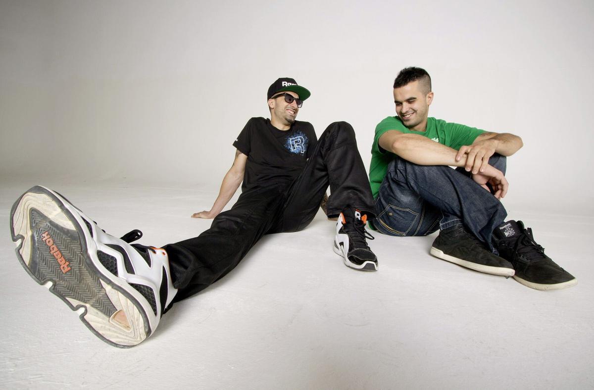 Los hermanos sevillanos Tote y Shotta vienen a rapear "Héroe". // Sony MusicCUL48. MADRID, 29/10/2012.- Imagen facilitada por Sony Music de Toteking (i) y Shotta, los populares hermanos raperos que vuelven a publicar un disco conjunto diez años después de aquel "Tu madre es una foca" (2002), aunque variando el tono en favor de un sonido más épico como indica su título, "Héroe", y también sus declaraciones: "Este es un tiempo de hazañas". EFE/SOLO USO EDITORIAL ESPAÑA MÚSICA DISCO