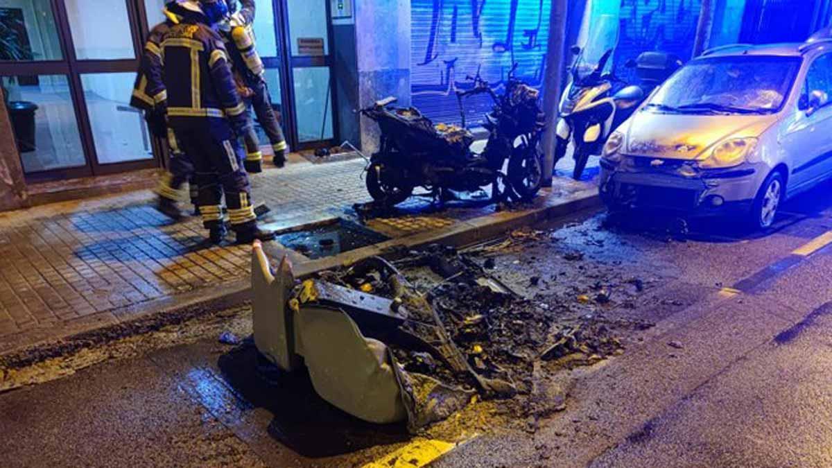 Un contenedor incendiado en Sant Andreu