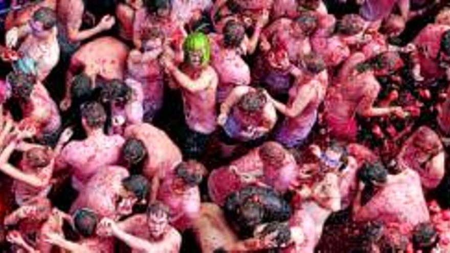 Primera Tomatina de pago y lluviosa