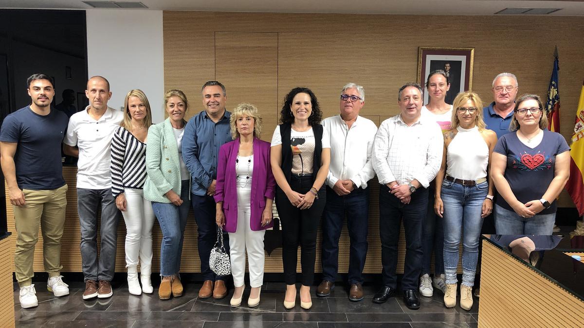 El equipo de gobierno de Almassora, junto a los nuevos jueces de paz.