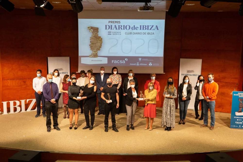 Foto de familia de todos los premiados de Premis Diario de Ibiza 2020De izquierda a derecha en primer término: Antonio Cordero, Sonia Sancho, Inmaculada Muñoz, Marco Martín, Montserrat Viñals, Rosa Padilla y Sara Barbado.Al fondo, de izquierda a derecha: Héctor Martín, Sheyla Sironvalle, Carmen Santos, Violeta Vega, Noelia Azqueta, Susana Mingo, Adolfo Moreno, Asunción Pablos, Maria Tur, Adriana Martín, Laura Roig, Ilana Martínez y Daniel Camacho.