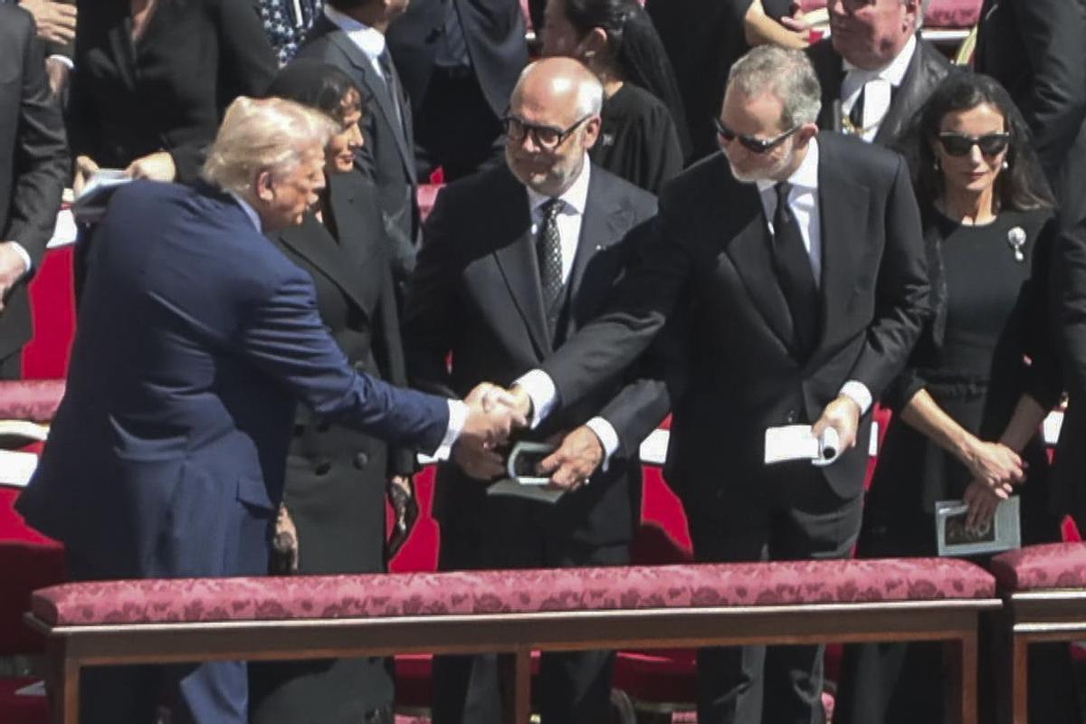 De izquierda a derecha, la Plaza de San Pedro llena de gente; el cortejo fúnebre; Trump saludando al Rey; los desfavorecidos elegidos por el papa para esperarle a la puerta de la Basílica de Santa María la Mayor y el coche fúnebre que recorrió seis kilómetros desde el Vaticano hasta la nueva morada del papa.