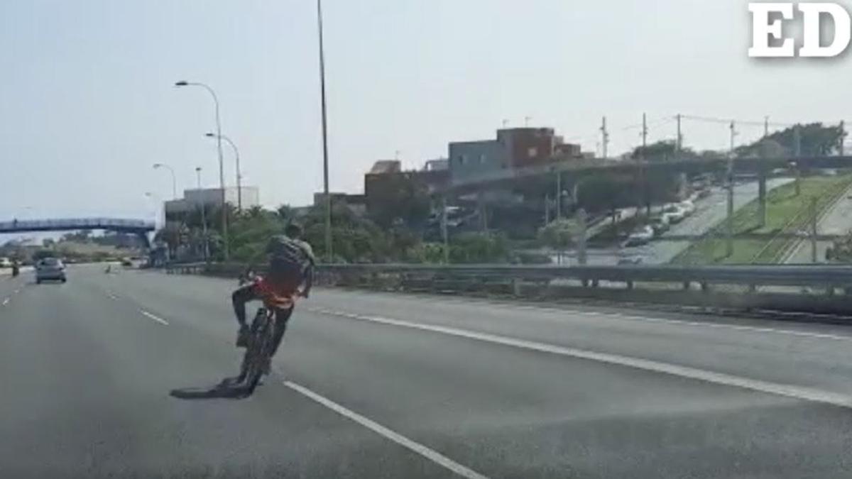 Un ciclista imprudente en la autopista del norte de Tenerife