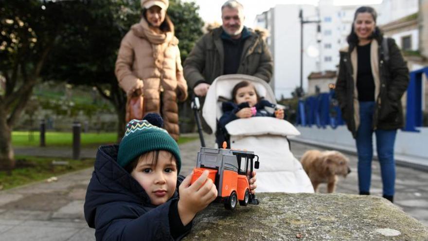 Un niño juega en la Praza da Ferrería.