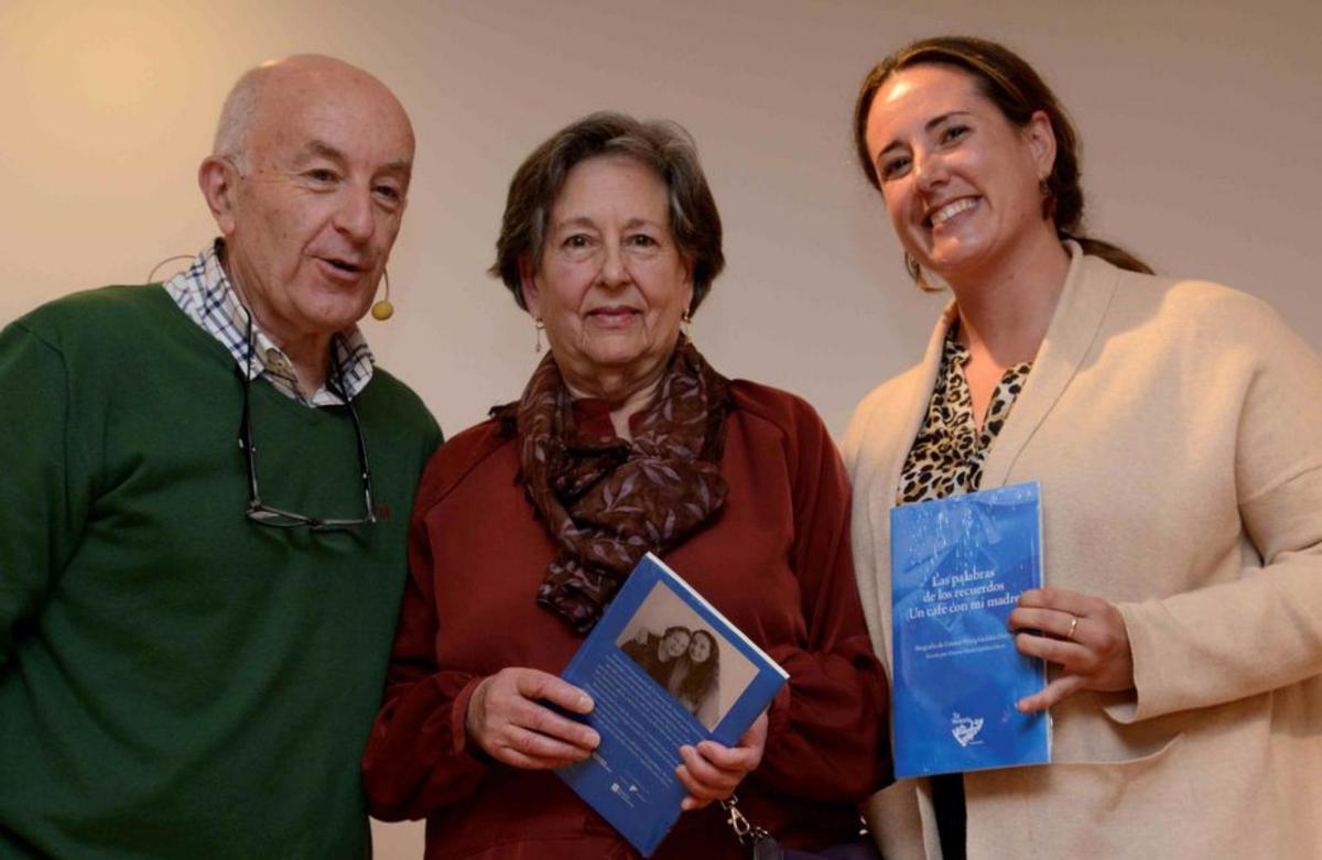 Gayoso le entrega su libro a Emma, madre e hija. |  LCO