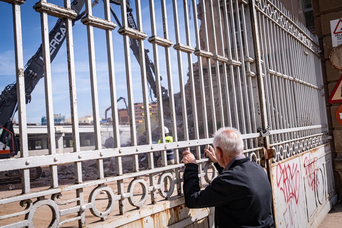 Empieza el derribo de la centenaria estación de mercancías de La Sagrera