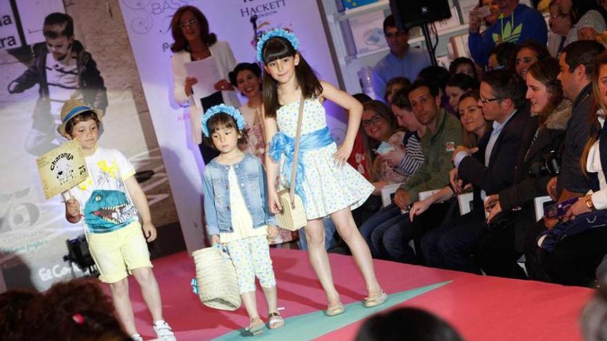 Sesenta niños participan en un desfile de moda