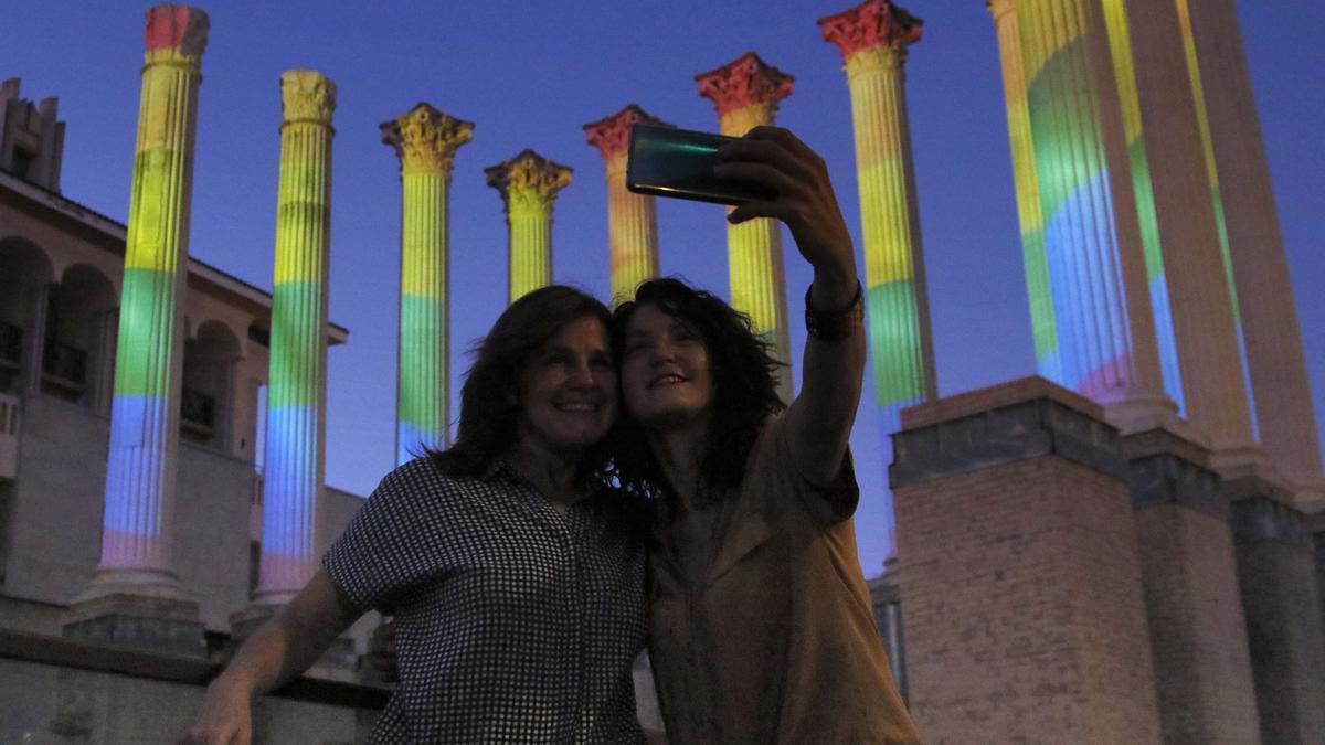 El Templo Romano vestido con la bandera Lgtbi