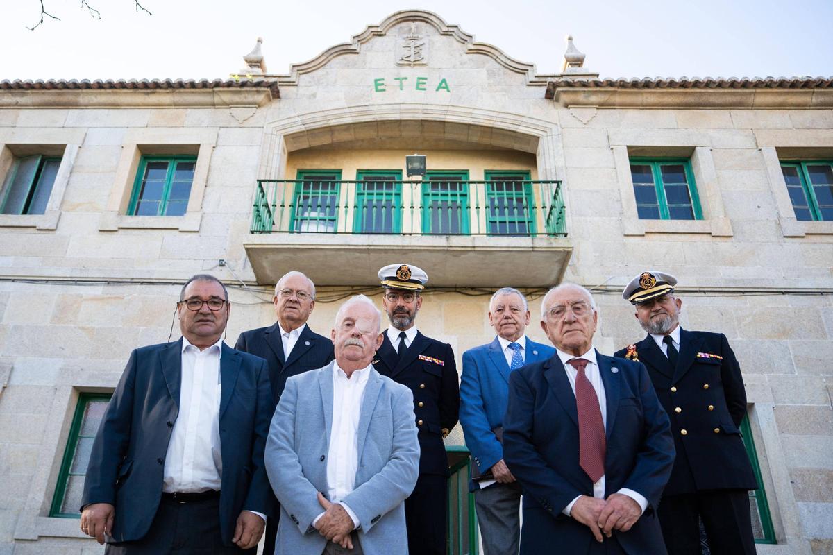 Autoridades durante la visita del capitán Tomás Clavijo a la ETEA