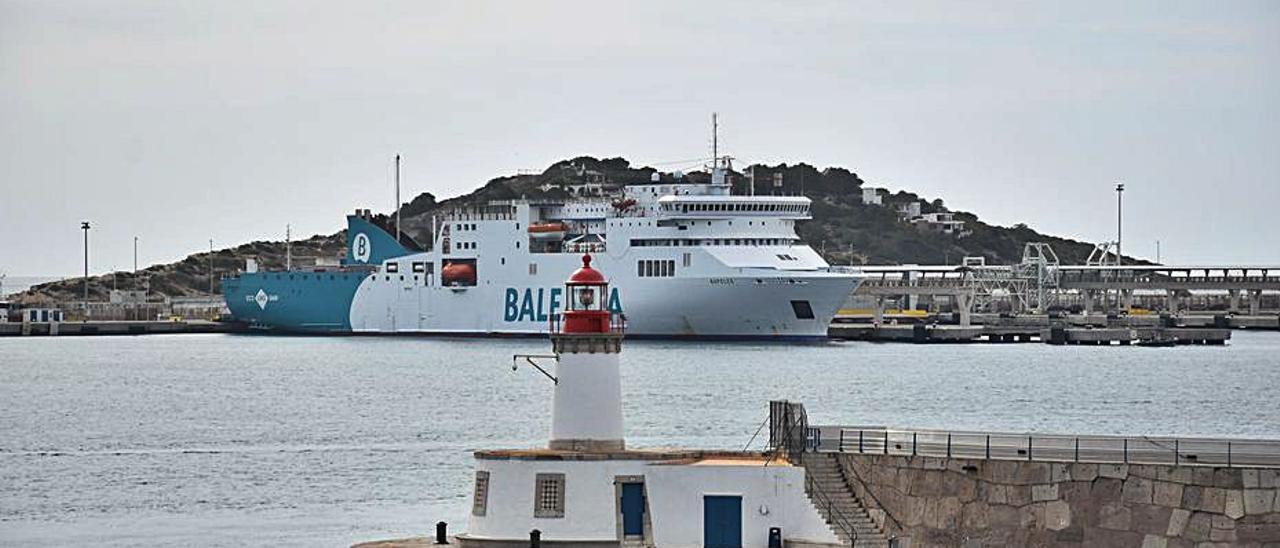 Barco de Baleària amarrado en es Botofoc. | C. NAVARRO