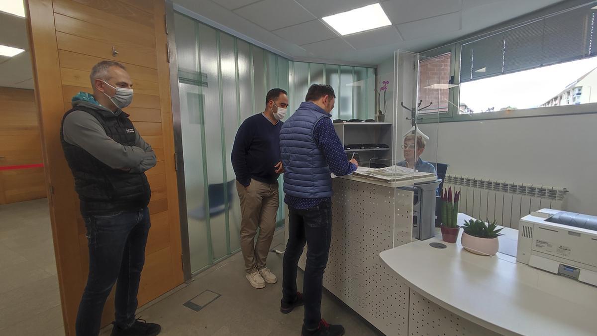 Momento en que tres comerciantes del primer tramo de San Cruz y San Francisco presentaron las firmas recogidas en el registro municipal.