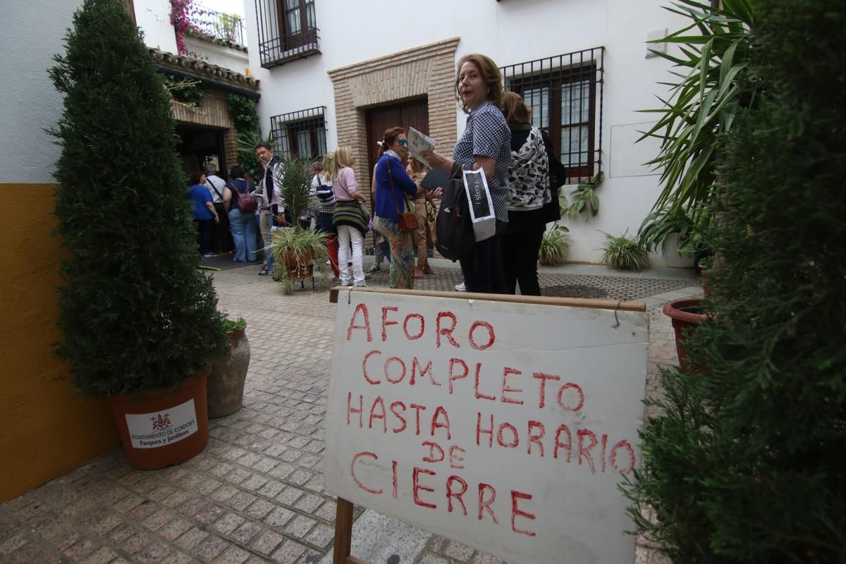 Paseando por los patios de San Pedro y Santiago