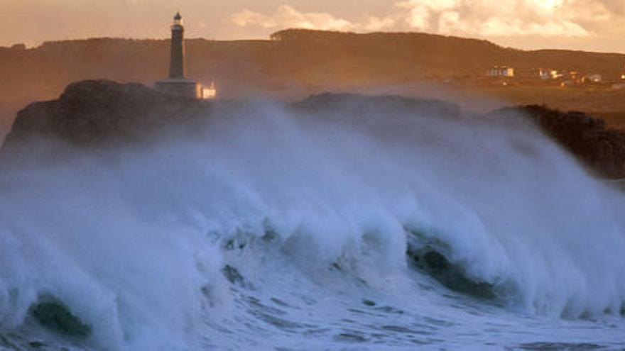 Amanecer en la playa de Santander con un temporal de mar.