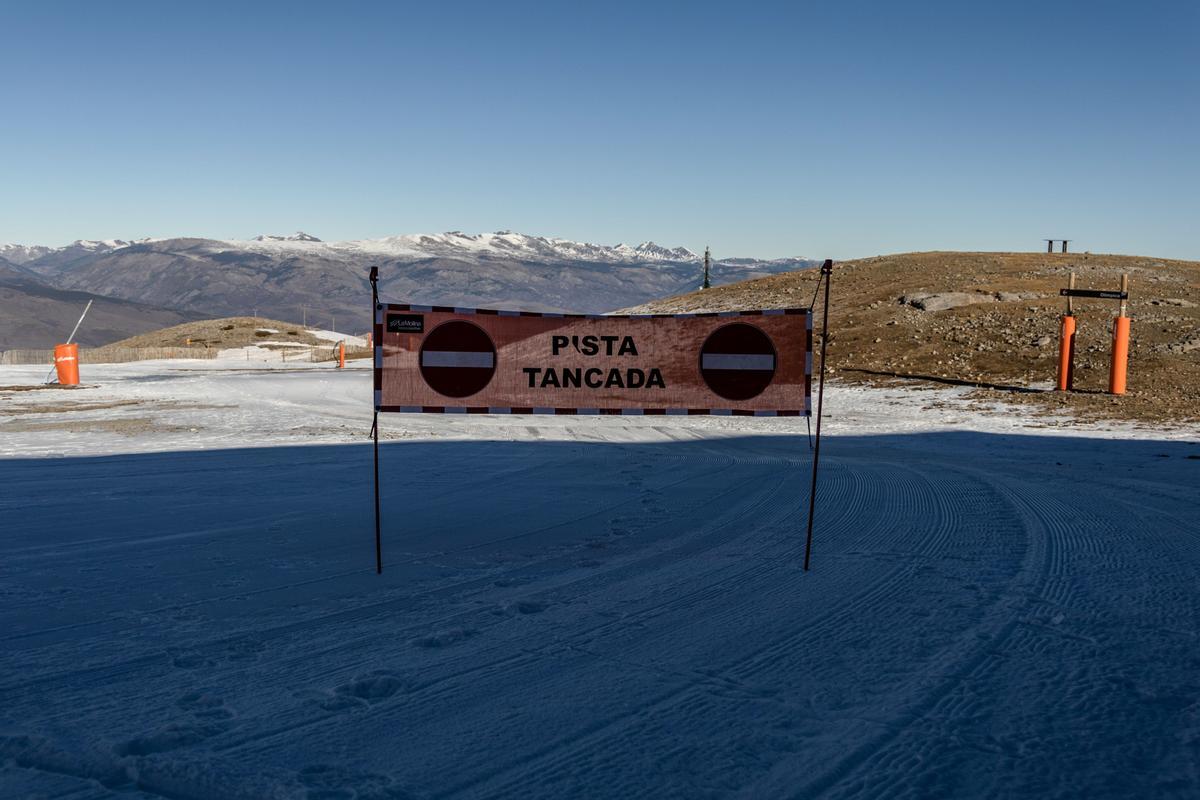 El aumento de las temperaturas significa que la gran mayoría de las estaciones de esquí del mundo ya dependen de la nieve artificial para aumentar la capa de nieve y prolongar la temporada, pero una racha récord de clima templado a fines de diciembre significa que incluso la nieve artificial ya no es posible en algunas áreas como en La Molina