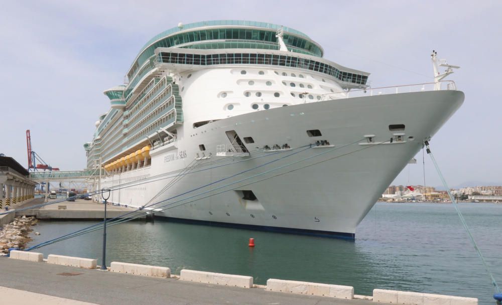 El lujoso interior del buque, de la compañía Royal Caribbean, que ha hecho escala en el puerto de Málaga