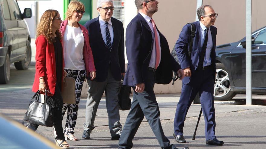 Marco (en el centro) y Soriano (derecha) a su llegada a los juzgados de Paterna.