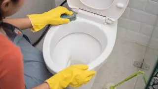 Truco de limpieza: Elimina las manchas en el fondo del váter
