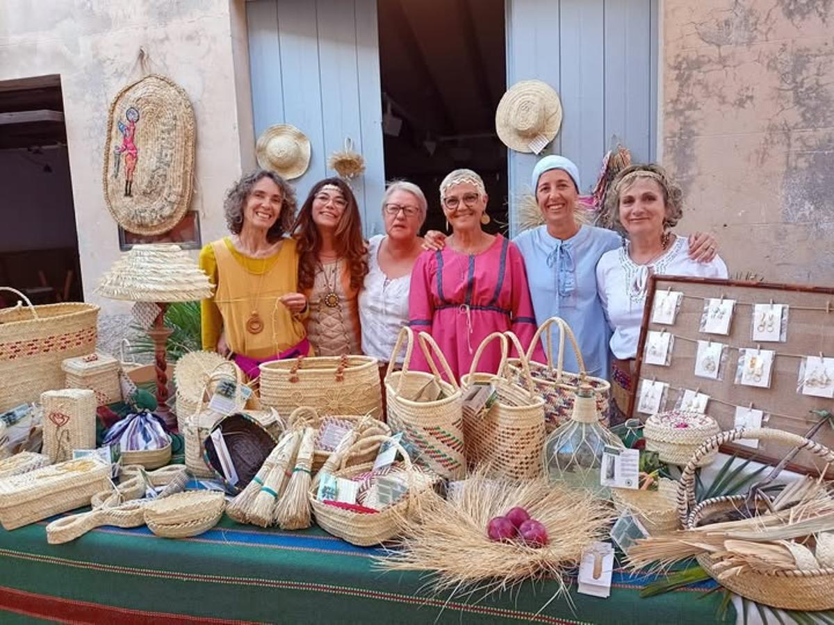 La directiva de la entidad en la 'fira medieval' de Capdepera.