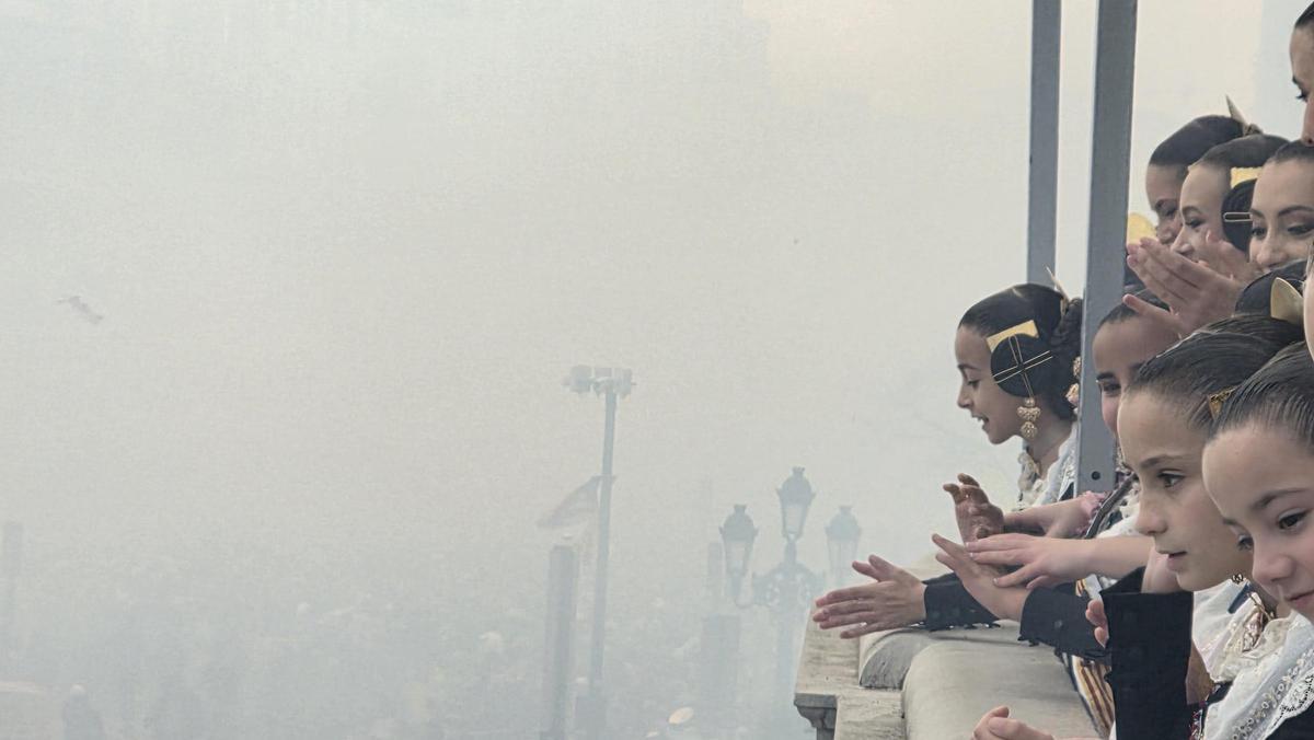 Martina Songel hace señas a alguien "ahí abajo" Martina Songel hace señas a alguien "ahí abajo"