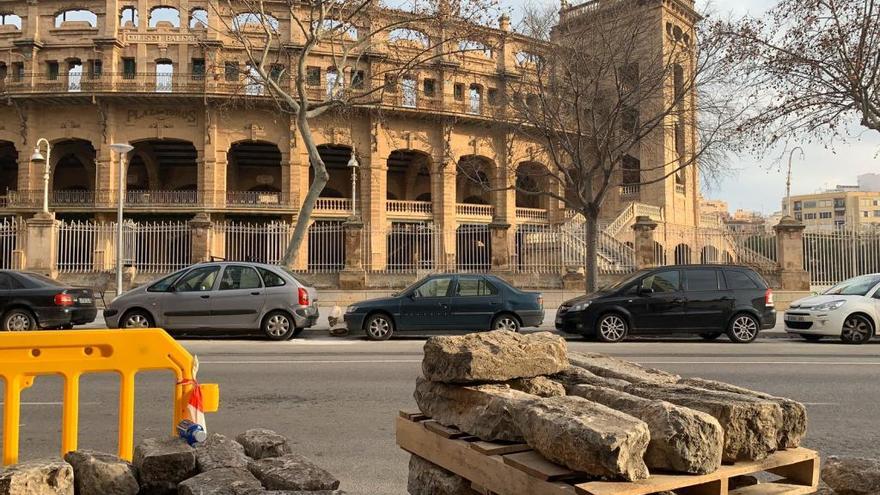 Bordillos retirados ante el Coliseo Balear.