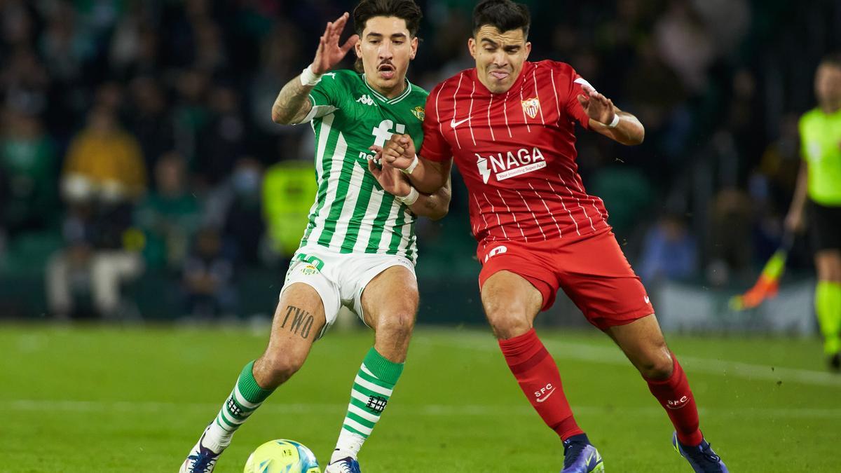 Bellerín pelea con Acuña en un Betis-Sevilla.