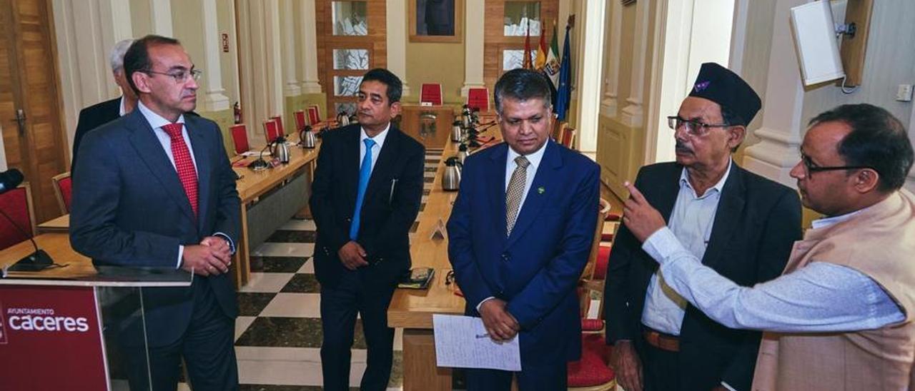 Mateos con el alcalde de Lumbini y la delgación de Nepal en el Ayuntamiento de Cáceres, el pasado mes de septiembre.