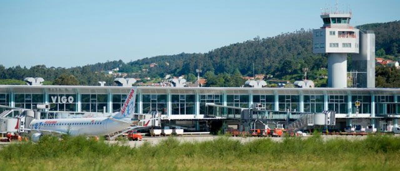 Vista del aeropuerto de Vigo con un avión de Air Europa estacionado.
