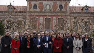 Alcaldes socialistas presentan un manifiesto en defensa de la convivencia, las libertades y la democracia a las puertas del Parlament.