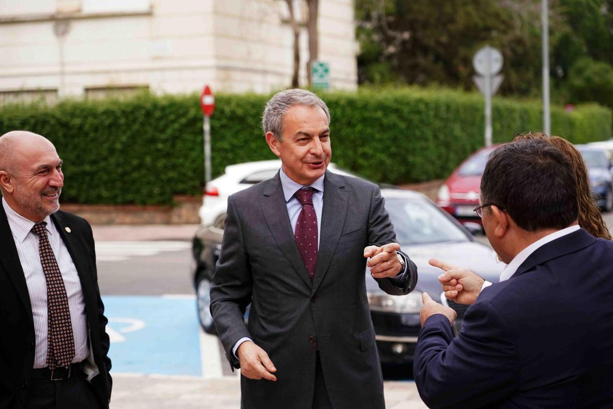 Zapatero se dirige a Miguel Ángel Heredia.