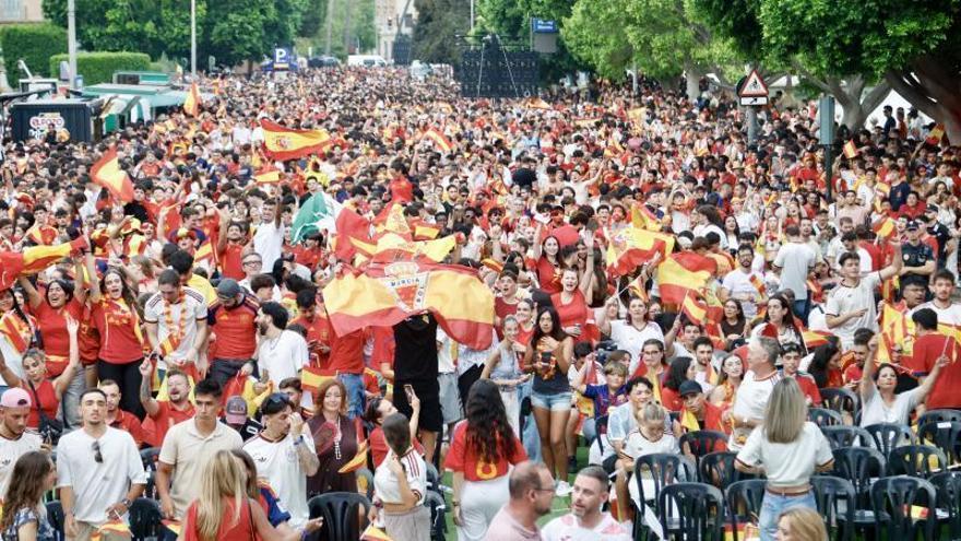 Las mejores imágenes de la afición española en la avenida Teniente Flomesta