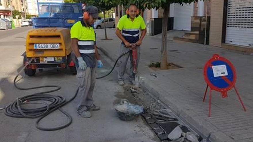 Alzira limpia la red de colectores para prevenir inundaciones en otoño