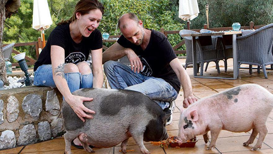 Miriam Spann und Jens Schmitt mit Trudi (li.) und Tyson.