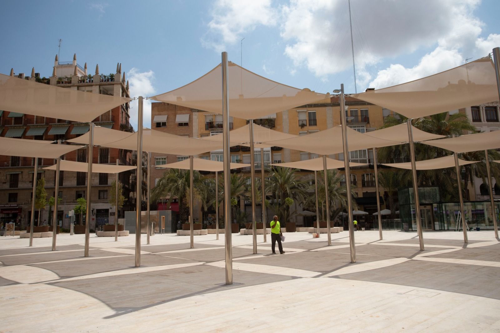 Retiran las lonas de las plaza de la Reina a la espera de su apertura