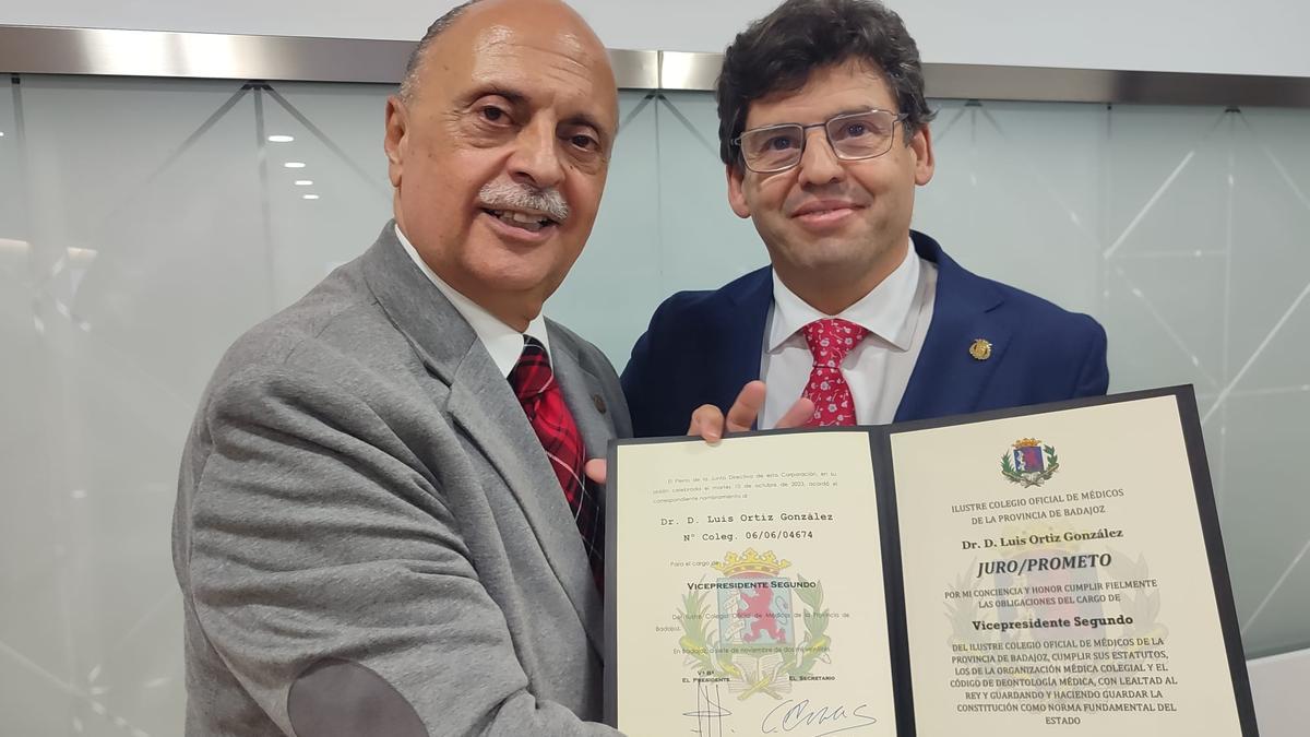 El presidente del Colegio de Médicos, el doctor Pedro Hidalgo, junto al Luis Ortiz en Badajoz.