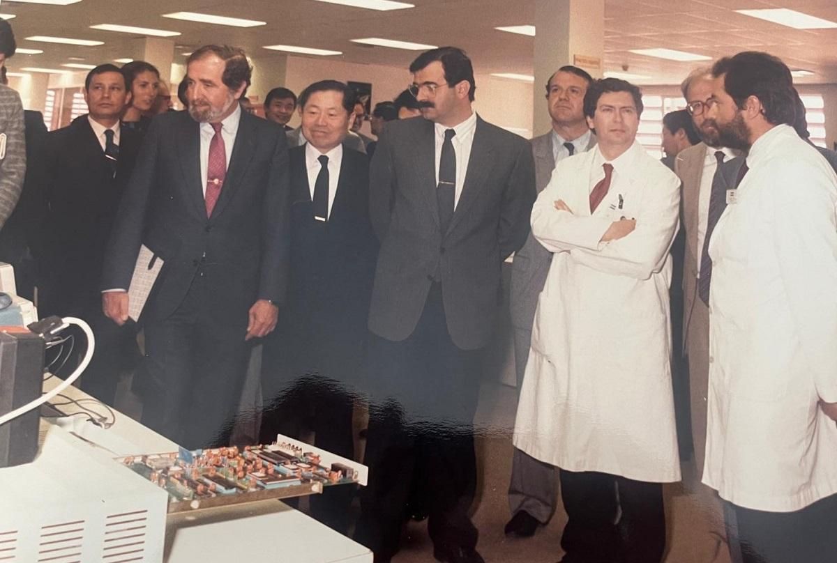 Directivos y autoridades en la inauguración del edificio de I+D de Fujitsu en 1988. Con el entonces presidente de la Junta de Andalucía José Rodríguez de la Borbolla aparecen, con bata blanca, Felipe Romera y José Blanco.