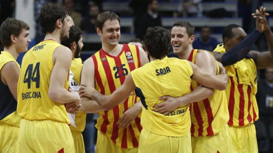 Los jugadores del FC Barcelona, celebran su victoria ante el Fenerbahce