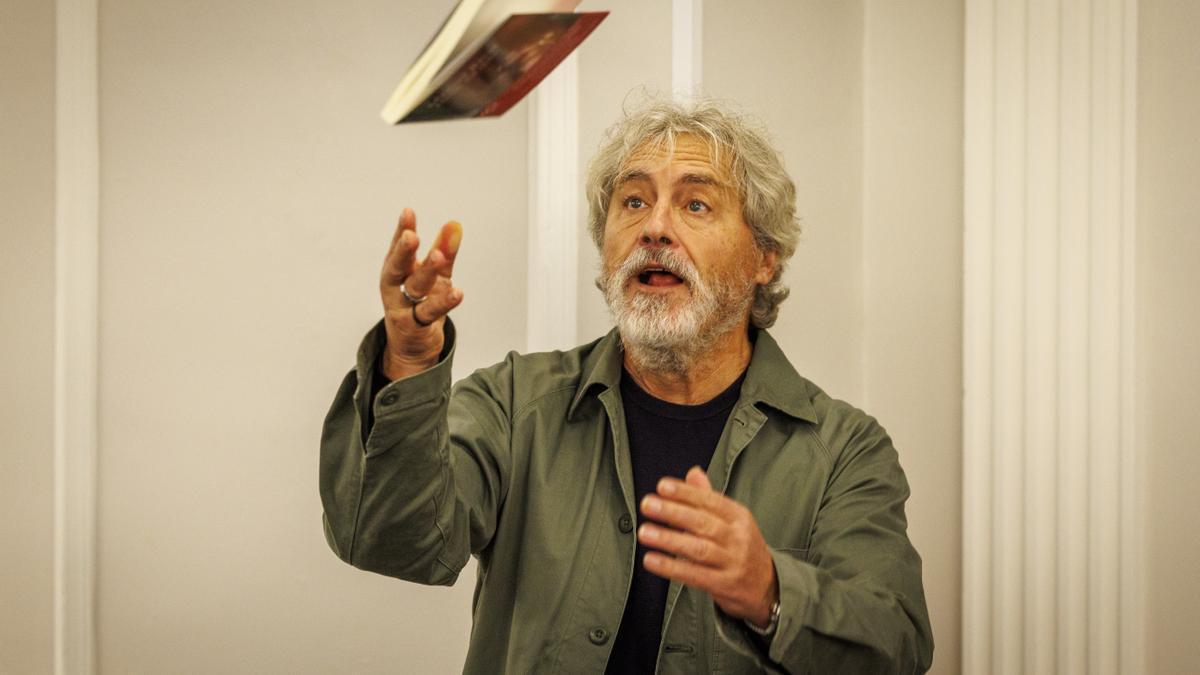 El escritor gallego, Manuel Rivas, galardonado este lunes con el Premio Nacional de las Letras 2024, lanza al aire su última novela 'Detrás del cielo' en Sevilla, donde la presentará en la Feria del Libro.