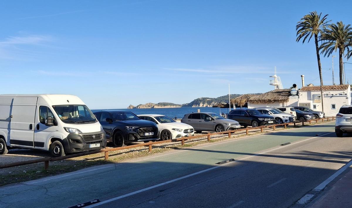 Los coches invadieron el sábado la primera línea de la playa