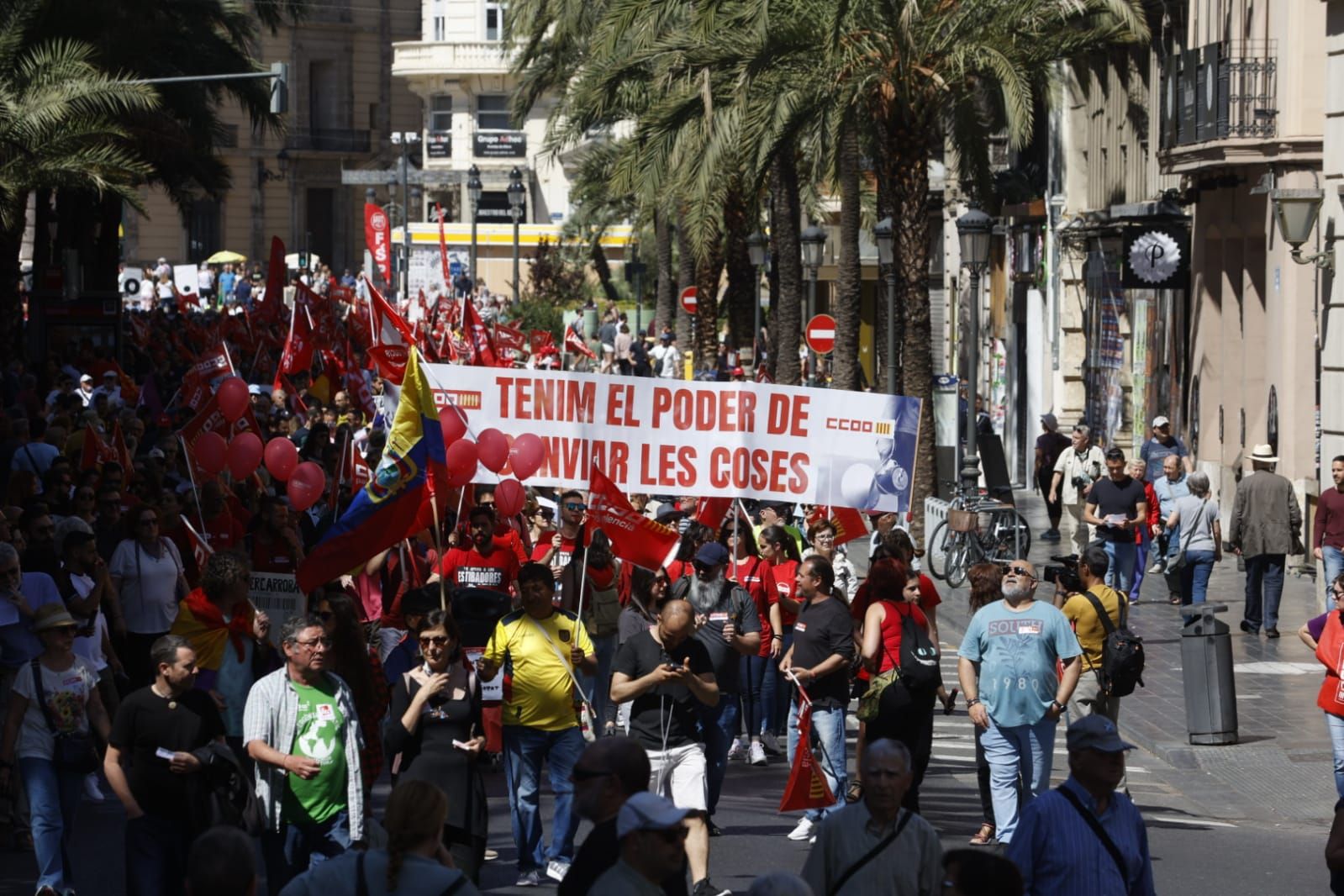 Miles de trabajadores festejan el Primero de Mayo en València