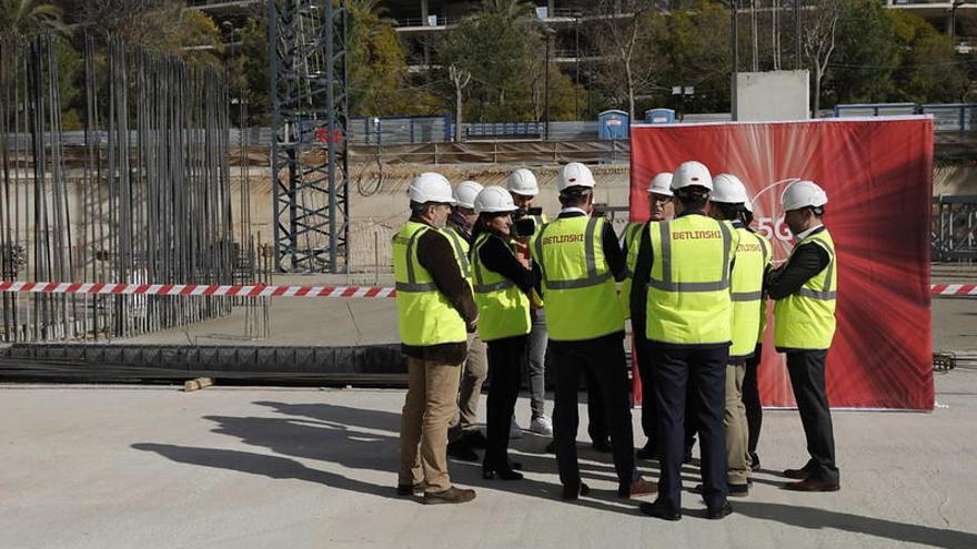 El alcalde Joan Ribó en la visita a las obras de la nueva sede de Vodafone.