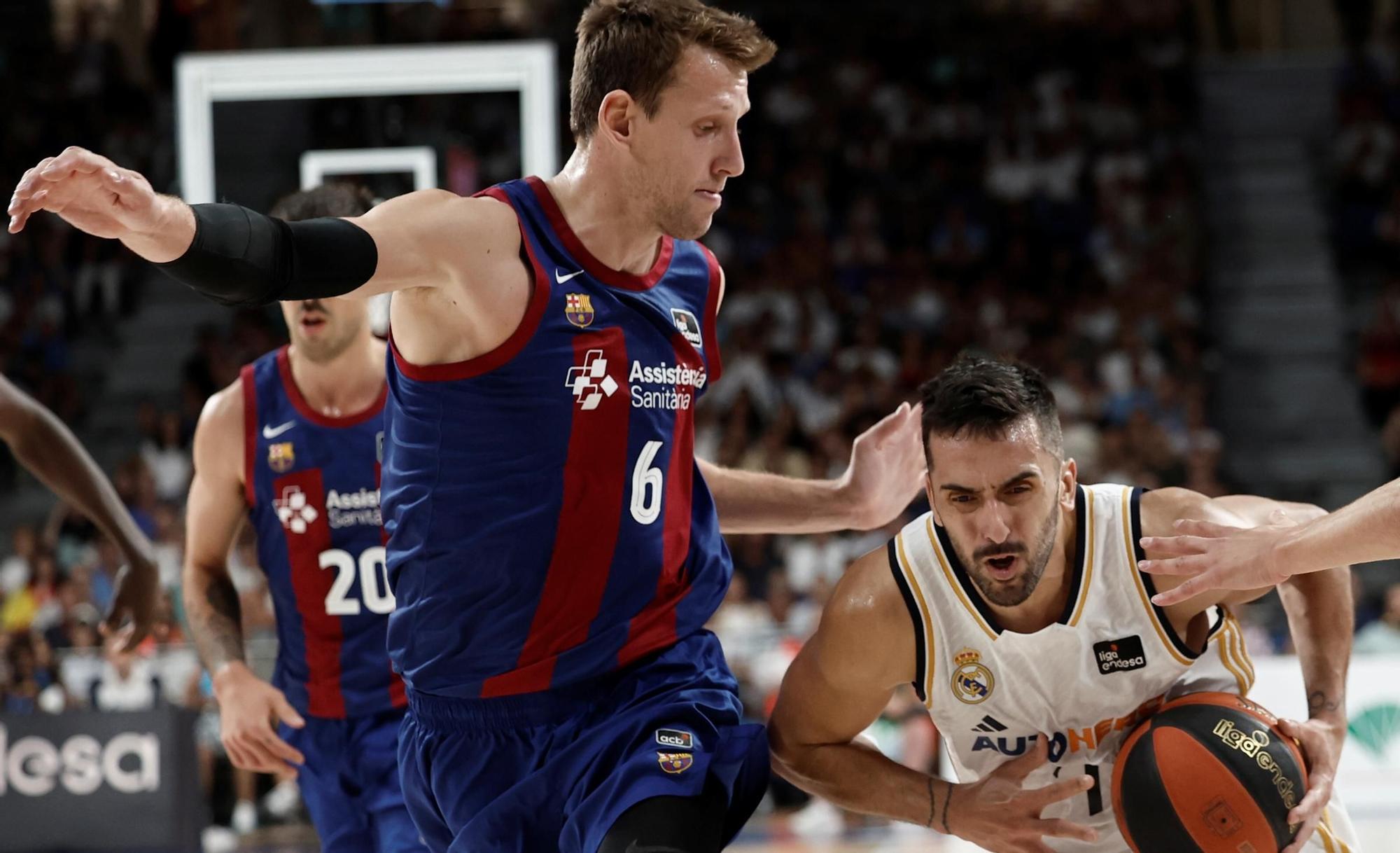 Campazzo intenta penetrar ante la defensa de Vesely