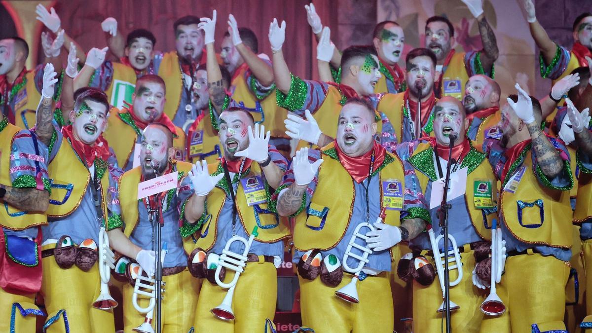 Trapaseros sobre el escenario del Recinto Ferial