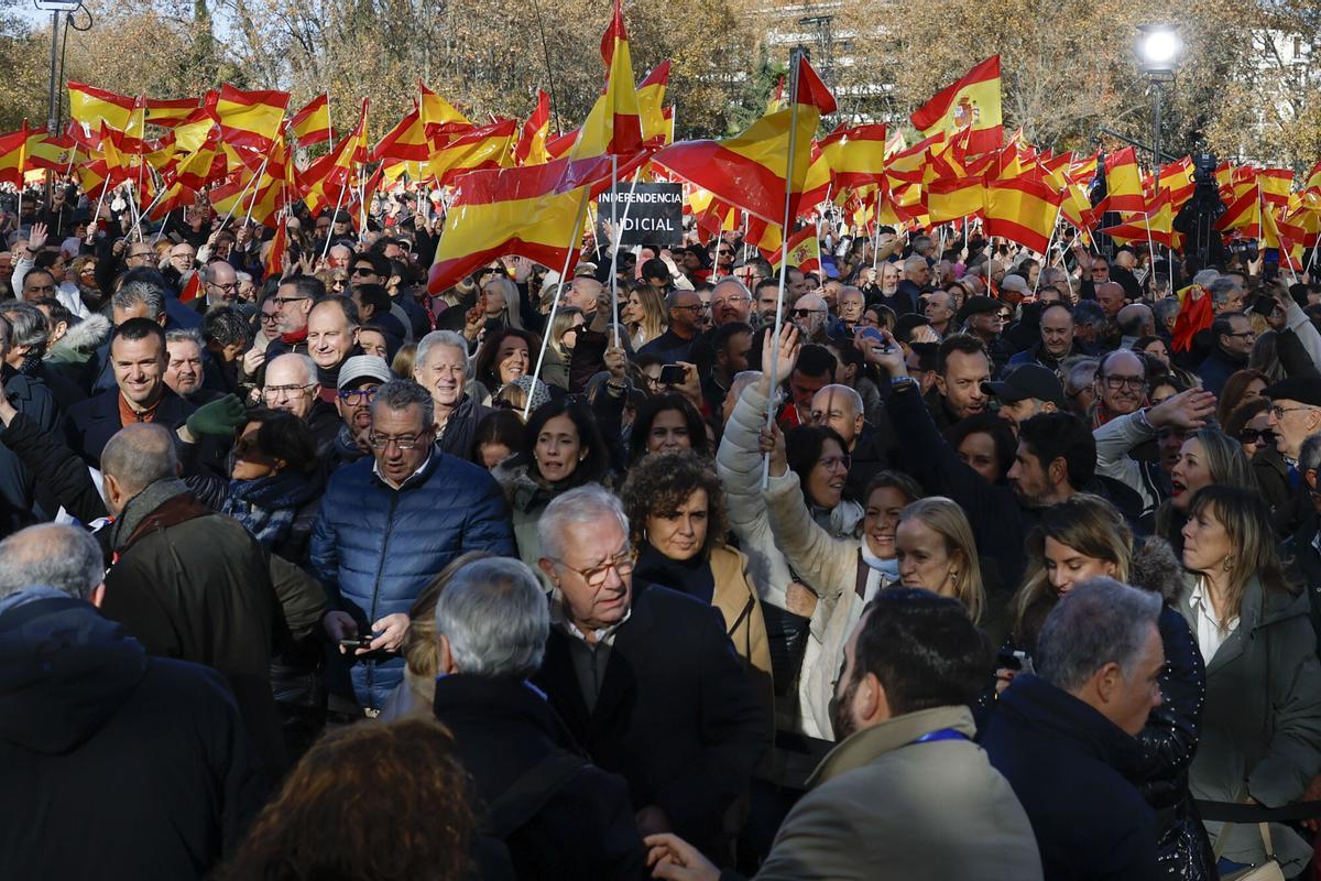 MADRID, 30/11/2025.- Dolors Monserrat y Javier Arenas (c, al frente) participan en las protestas contra el Gobierno de Pedro Sánchez, por los casos de corrupción que protagonizan José Luis Ábalos, Koldo García y Santos Cerdán, convocada por el Partido Popular (PP) en el Templo de Debod en Madrid, este domingo. EFE/ Juanjo Martín