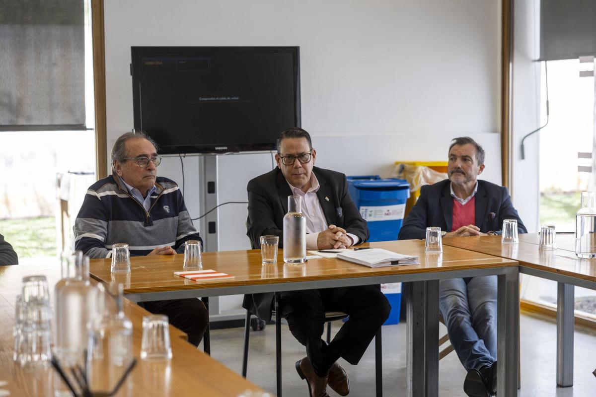 En el centro, Alejandro castro, cónsul general de Cuba en Barcelona, durante su charla en el encuentro organizado por Eticentre.