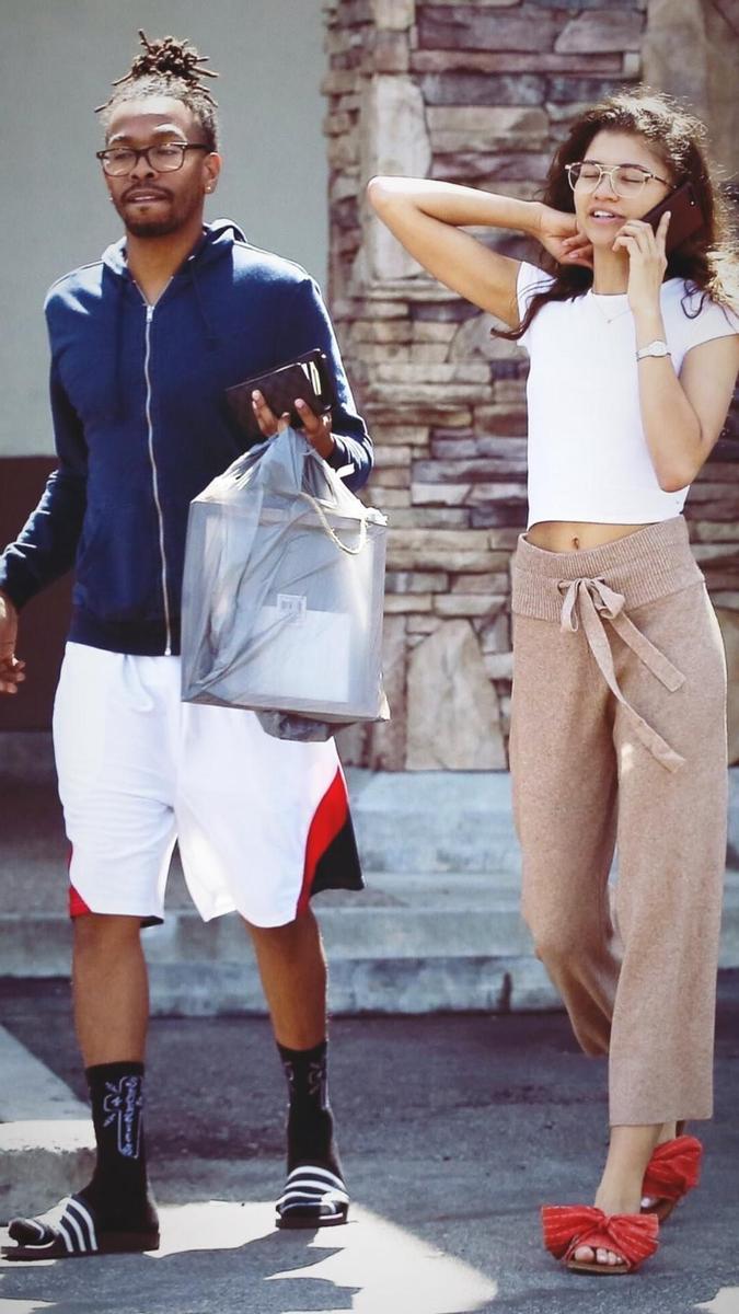 Zendaya y su asistente con pintas por la calle