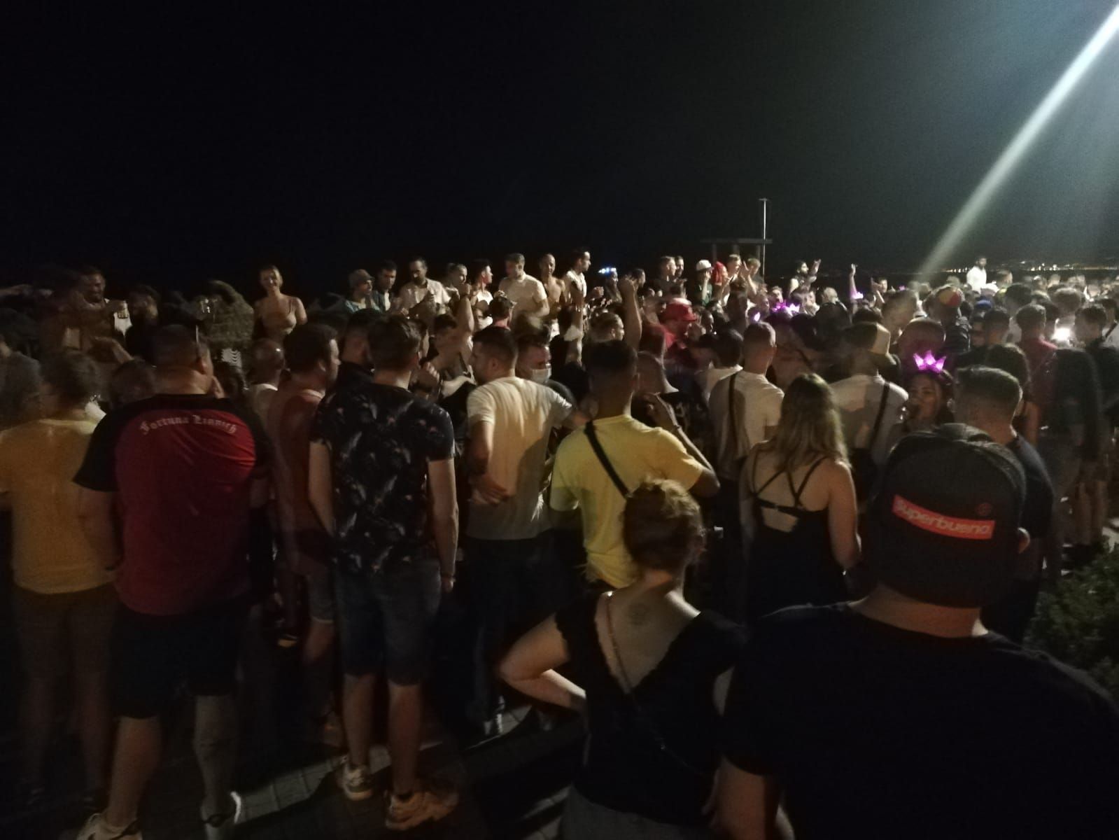 Nuevo botellón en Platja de Palma pese a las restricciones