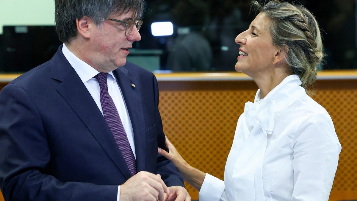 L'eurodiputat de Junts, Carles Puigdemont, i la líder de Sumar, Yolanda Díaz, al Parlament Europeu a Brussel·les